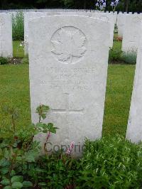 Etaples Military Cemetery - Broom, F